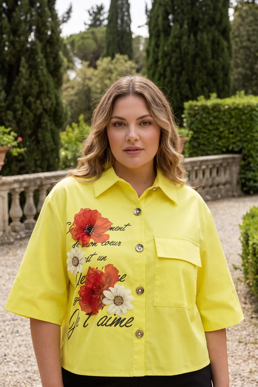 Virtual model: yellow shirt, front frame in a garden